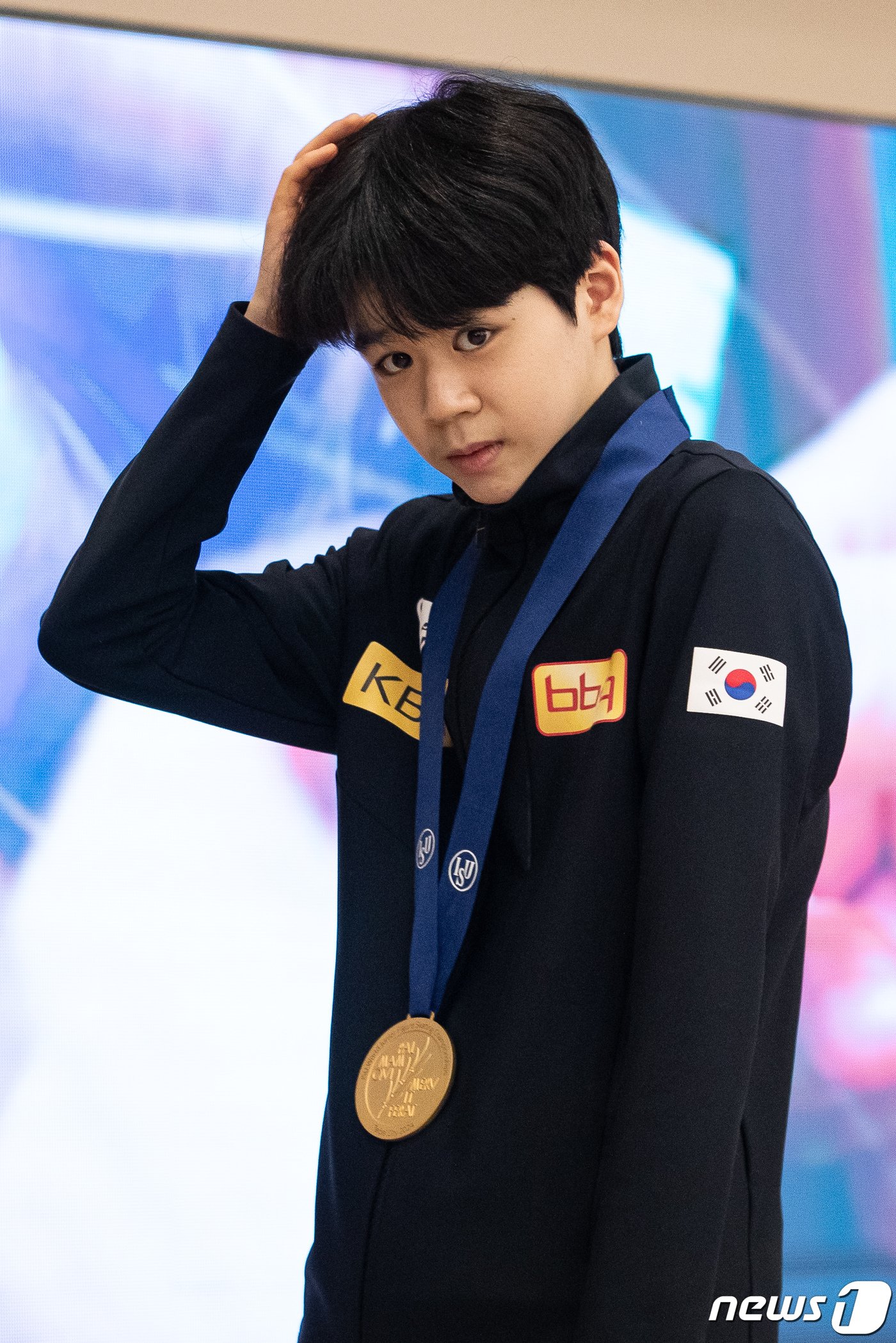 본문 이미지 - 피겨 주니어 세계선수권대회에서 메달을 획득한 서민규가 4일 인천국제공항 제2터미널을 통해 귀국해 취재진과 인터뷰를 기다리고 있다. 2024.3.4/뉴스1 ⓒ News1 유승관 기자