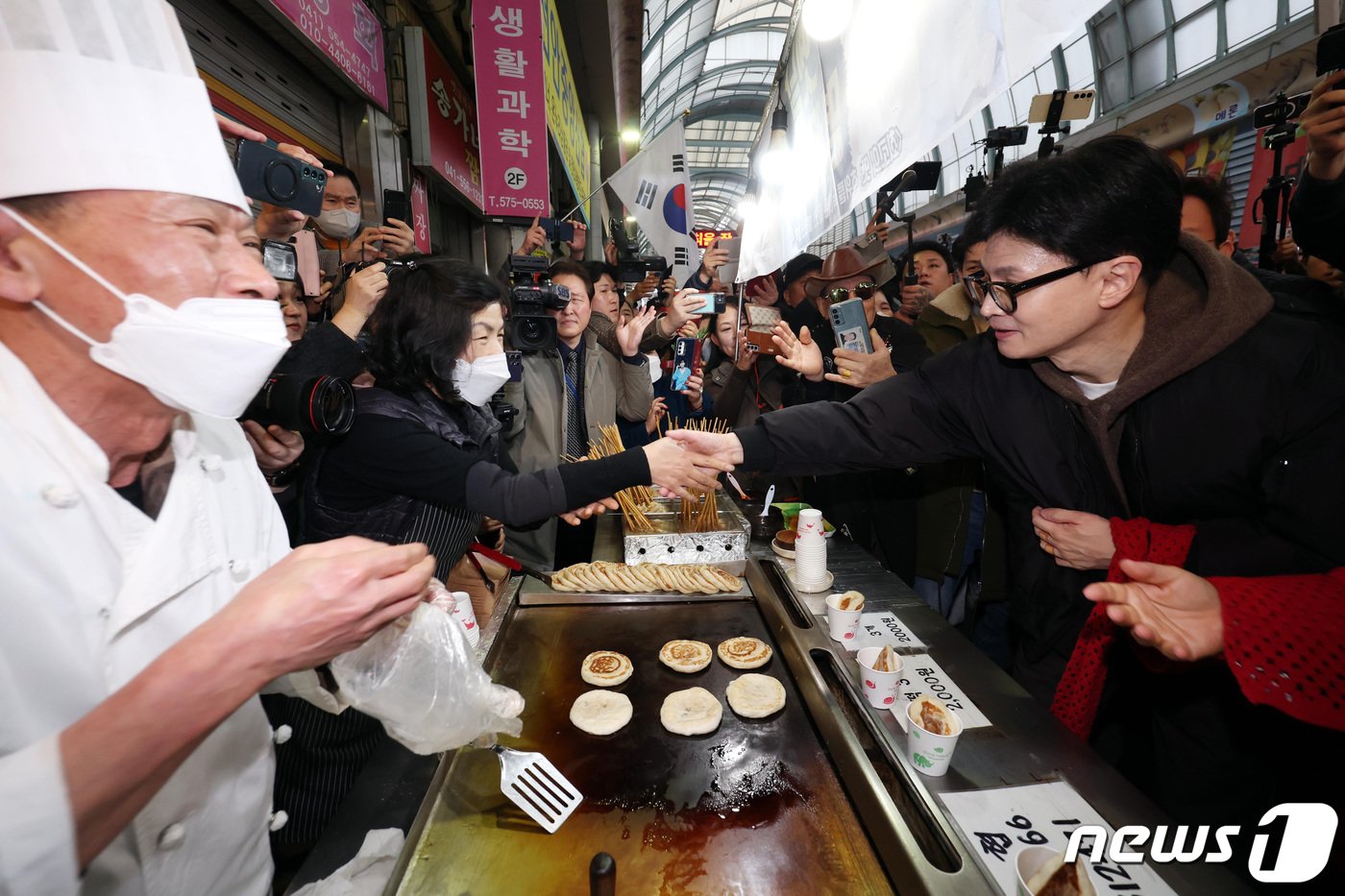 본문 이미지 - 한동훈 국민의힘 비상대책위원장이 4일 오후 충남 천안시 동남구 천안중앙시장 호떡집에서 상인과 인사를 나누고 있다. &#40;공동취재&#41; 2024.3.4/뉴스1 ⓒ News1 김기태 기자