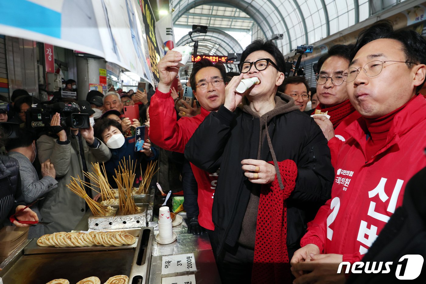 본문 이미지 - 한동훈 국민의힘 비상대책위원장이 4일 오후 충남 천안시 동남구 천안중앙시장에서 호떡을 먹고 있다. &#40;공동취재&#41; 2024.3.4/뉴스1 ⓒ News1 김기태 기자