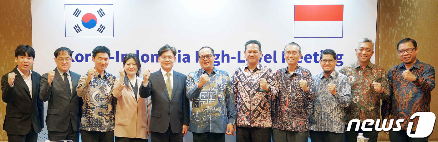 (서울=뉴스1) = 양병내 산업통상자원부 통상차관보가 4일(현지시간) 인도네시아 자카르타 물리아호텔에서 안디 리잘디(Andi Rizaldi) 인도네시아 산업부 산업연구개발원장과 만 …