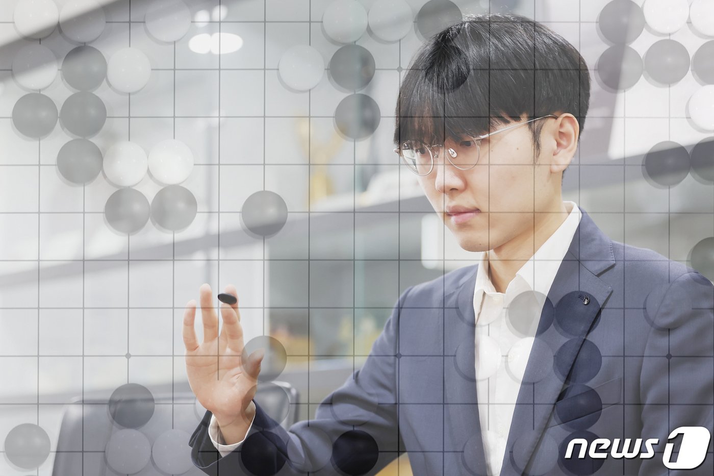 본문 이미지 - 바둑 세계랭킹 1위 신진서 9단이 4일 서울 성동구 한국기원에서 뉴스1과 인터뷰를 하고 있다.(포토샵 레이어 합성) 2024.3.4/뉴스1 ⓒ News1 민경석 기자