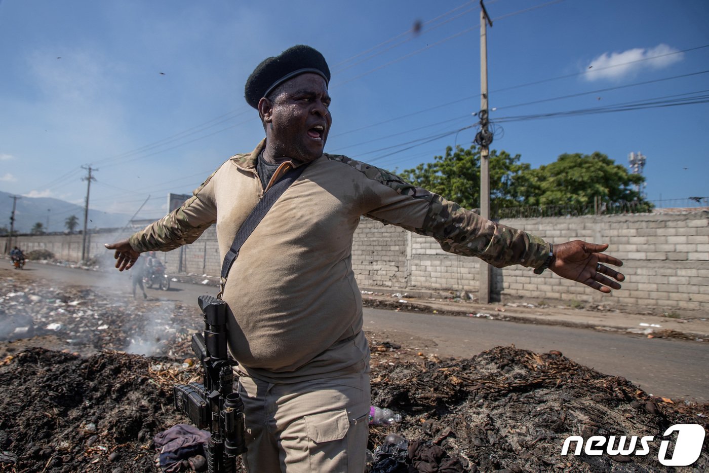 본문 이미지 - 2021년 11월3일 아이티 수도 포르토프랭스 지역의 갱단 연합 'G9'의 수장 지미 '바비큐' 셰리지에가 라살린 빈민가의 주거환경에 대해 취재진에게 이야기하고 있다. 2021.11.03/ ⓒ 로이터=뉴스1 ⓒ News1 박재하 기자