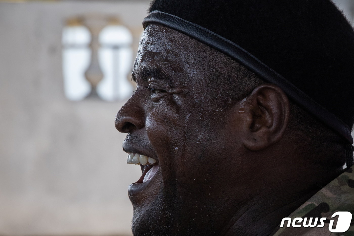본문 이미지 - 2021년 11월3일 아이티 수도 포르토프랭스 지역의 갱단 연합 'G9'의 수장 지미 '바비큐' 셰리지에가 라살린 빈민가의 주거환경에 대해 취재진에게 이야기하고 있다. 2021.11.03/ ⓒ 로이터=뉴스1 ⓒ News1 박재하 기자