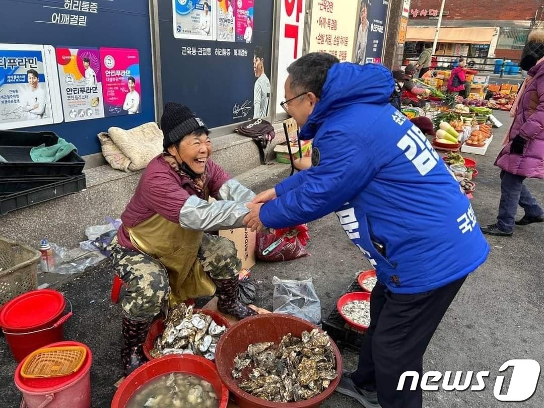 김문수 당대표 특보가 최근 순천 전통시장을 찾아 상인들과 인사를 나누고 있다.&#40;김문수 측 제공&#41;2024.3.5/뉴스1