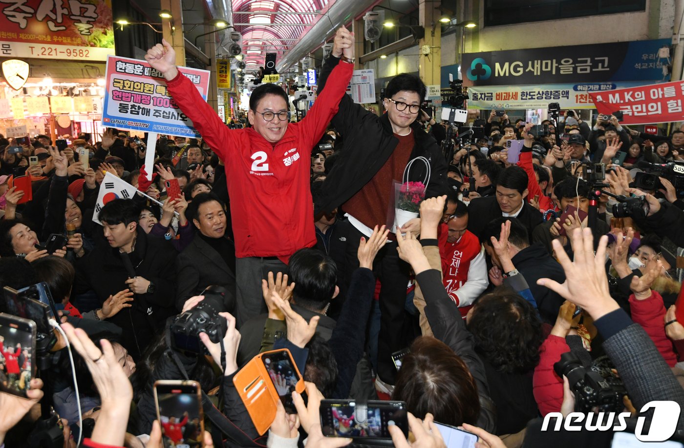 본문 이미지 - 한동훈 국민의힘 비상대책위원장이 5일 오전 충북 청주시 육거리종합시장에서 정우택 의원과 함께 시민들을 향해 인사 하고 있다. (공동취재) 2024.3.5/뉴스1 ⓒ News1 김용빈 기자