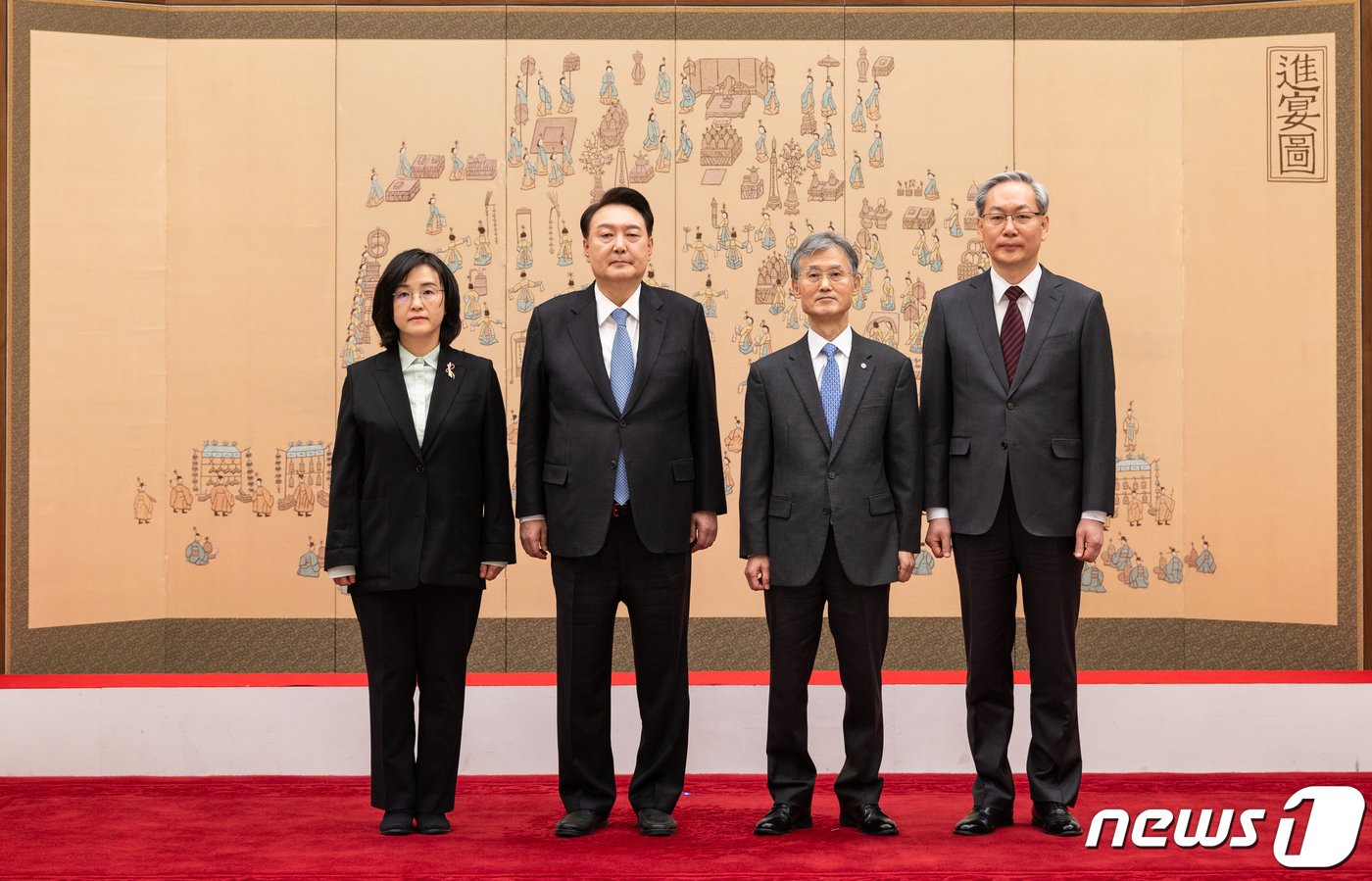 윤석열 대통령이 5일 용산 대통령실 청사에서 엄상필, 신숙희 신임 대법관에게 임명장을 수여한 후 기념촬영을 하고 있다. &#40;대통령실 제공&#41; 2024.3.5/뉴스1 ⓒ News1 오대일 기자