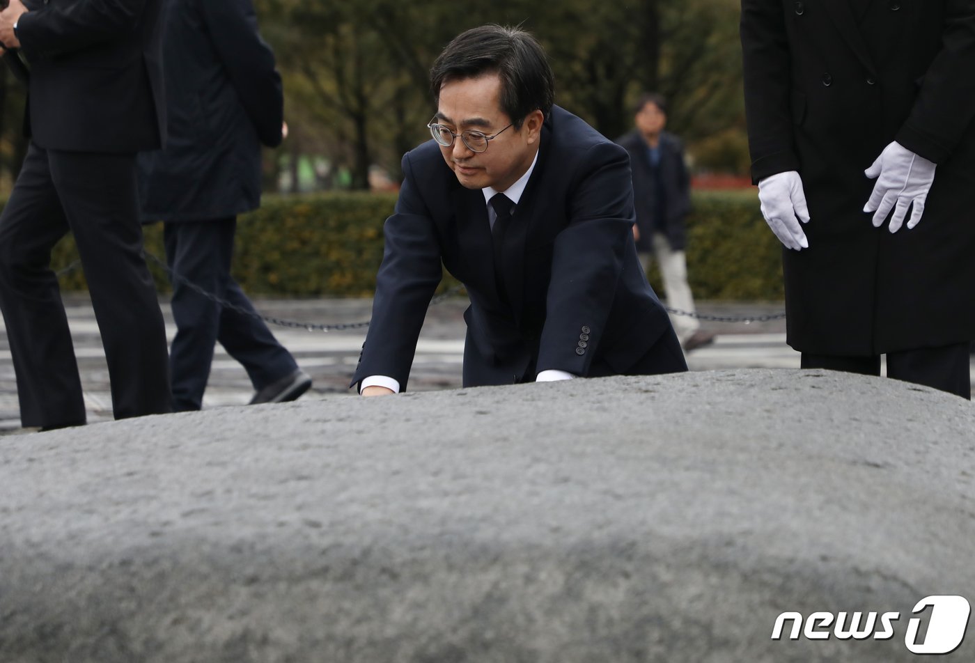 김동연 경기도지사가 5일 오후 경남 김해시 진영읍 봉하마을을 찾아 고 노무현 전 대통령 묘역을 참배하고 있다. 2024.3.5/뉴스1 ⓒ News1 윤일지 기자