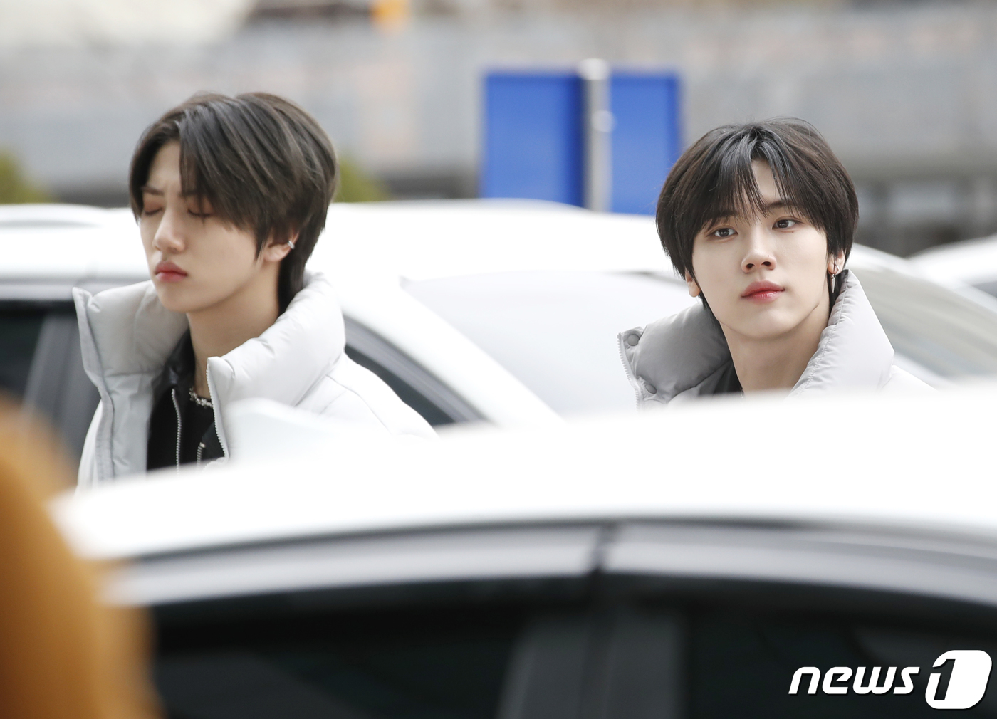 (서울=뉴스1) 권현진 기자 = 크래비티 원진과 성민(오른쪽)이 라디오 '최화정의 파워타임'을 위해 5일 서울 양천구 목동 SBS에 도착해 이동을 하고 있다. 2024.3.5/뉴스 …