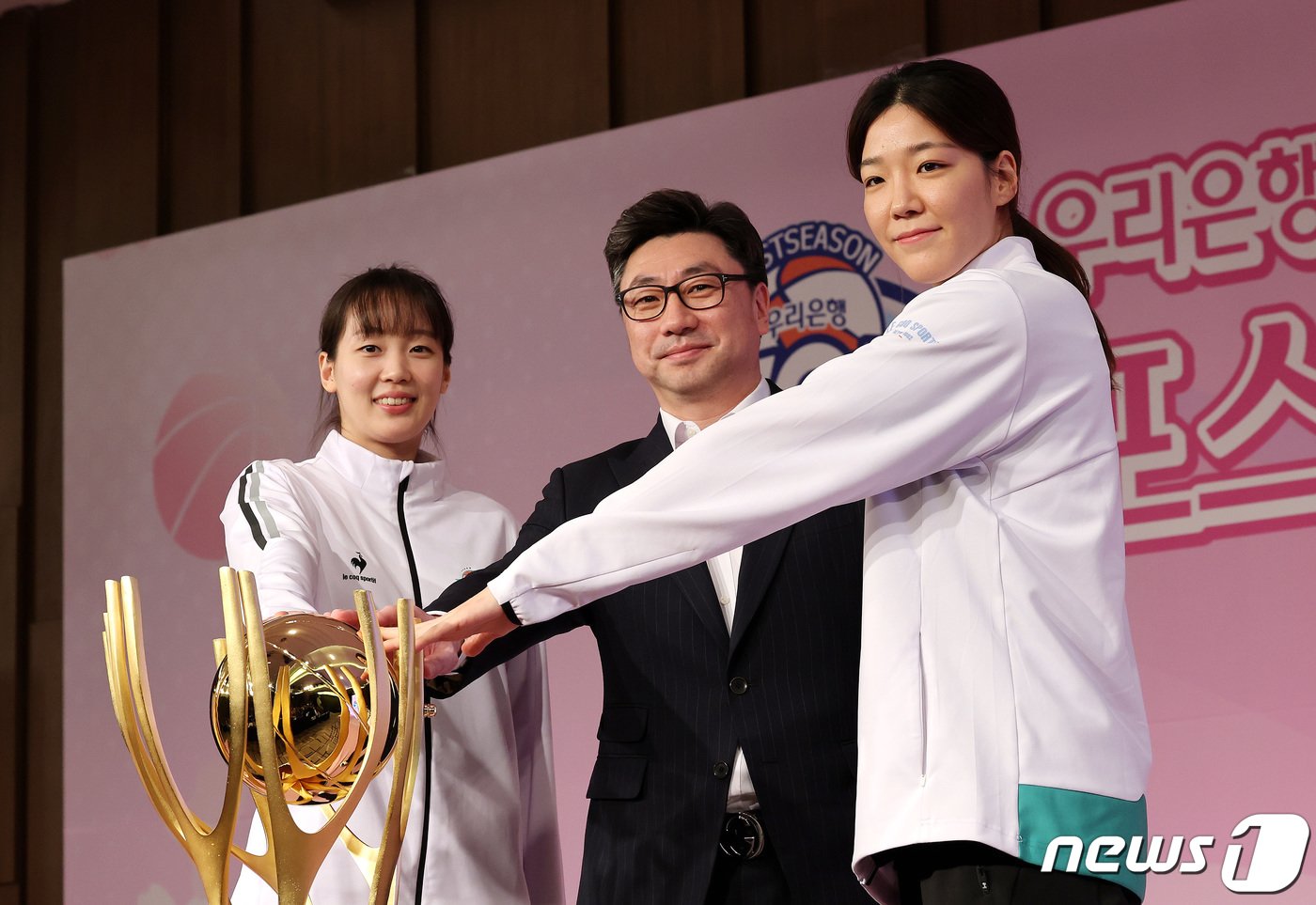 본문 이미지 - 5일 서울 마포구 상암동 스탠포드호텔에서 열린 '2023-2024 여자프로농구 포스트시즌 미디어데이'에 참석한 김도완 하나원큐 감독과 양인영, 신지현 선수가 포즈를 취하고 있다. 2024.3.5/뉴스1 ⓒ News1 박지혜 기자