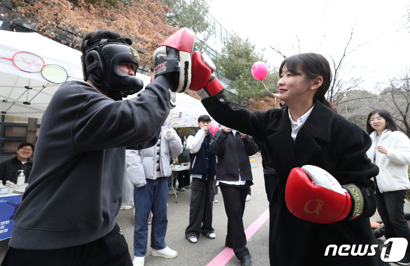 (수원=뉴스1) 김영운 기자 = 5일 오후 경기 수원시 영통구 아주대학교에서 열린 동아리 박람회에서 학생들이 다양한 동아리 체험을 하고 있다. 2024.3.5/뉴스1