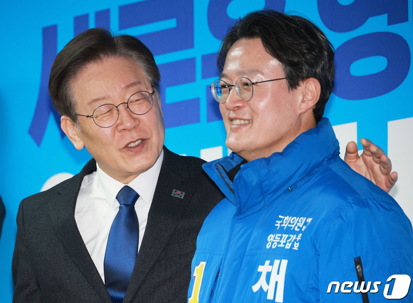 본문 이미지 - 이재명 더불어민주당 대표가 5일 오후 서울 영등포구 뉴포트빌딩 영등포갑 채현일 후보 선거사무소를 찾아 채 후보를 격려하고 있다. (공동취재) 2024.3.5/뉴스1 ⓒ News1 ,임세영 기자