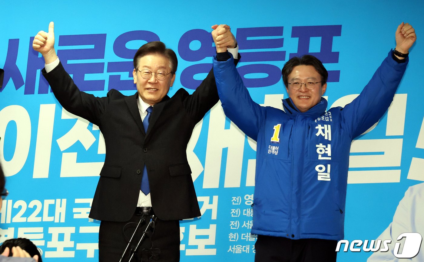 본문 이미지 - 이재명 더불어민주당 대표가 5일 오후 서울 영등포구 뉴포트빌딩 영등포갑 채현일 후보 선거사무소를 찾아 채 후보와 손을 맞잡고 인사하고 있다. (공동취재) 2024.3.5/뉴스1 ⓒ News1 ,임세영 기자