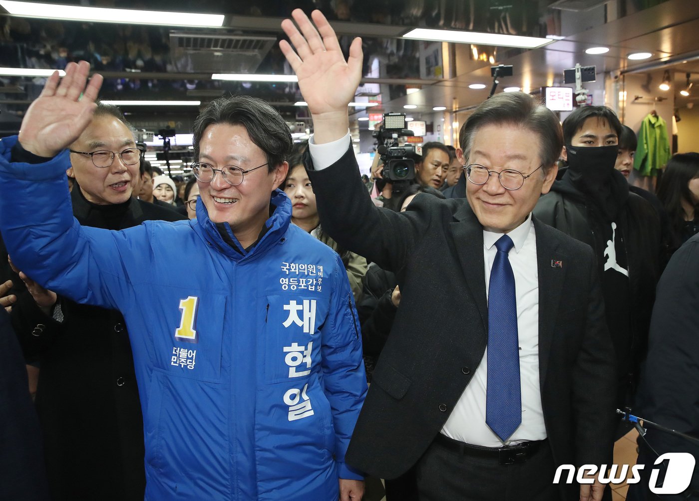 이재명 더불어민주당 대표와 채현일 민주당 영등포갑 국회의원 예비후보가 5일 오후 서울 영등포 뉴타운 지하쇼핑몰을 찾아 시민들에게 인사를 하고 있다. 2024.3.5/뉴스1 ⓒ News1 임세영 기자