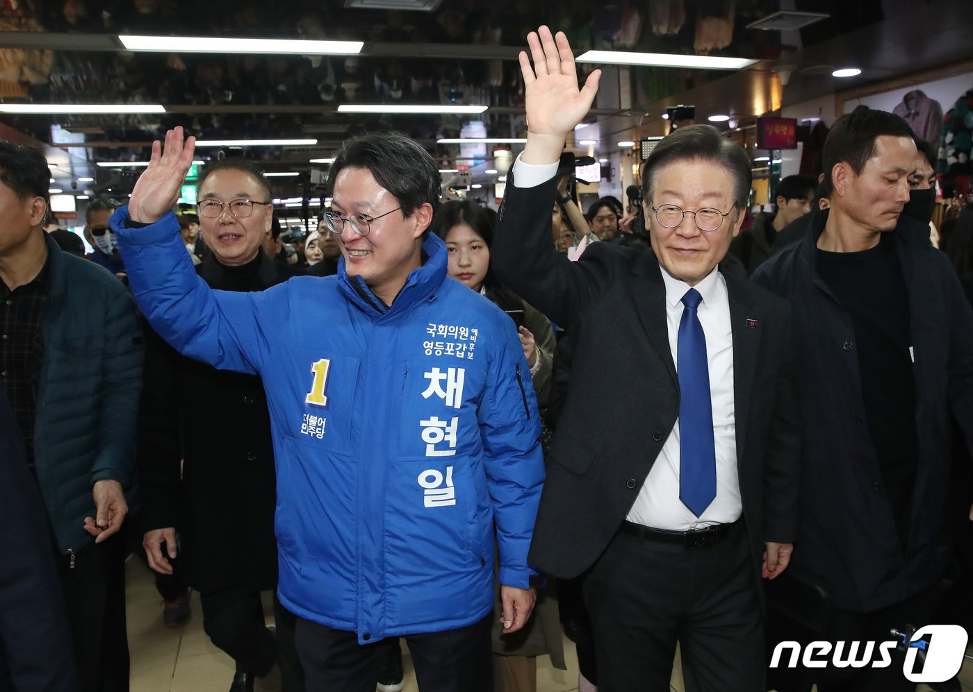 이재명 더불어민주당 대표와 채현일 민주당 영등포갑 국회의원 예비후보가 5일 오후 서울 영등포 뉴타운 지하쇼핑몰을 찾아 시민들에게 인사를 하고 있다. 2024.3.5/뉴스1 ⓒ News1 임세영 기자