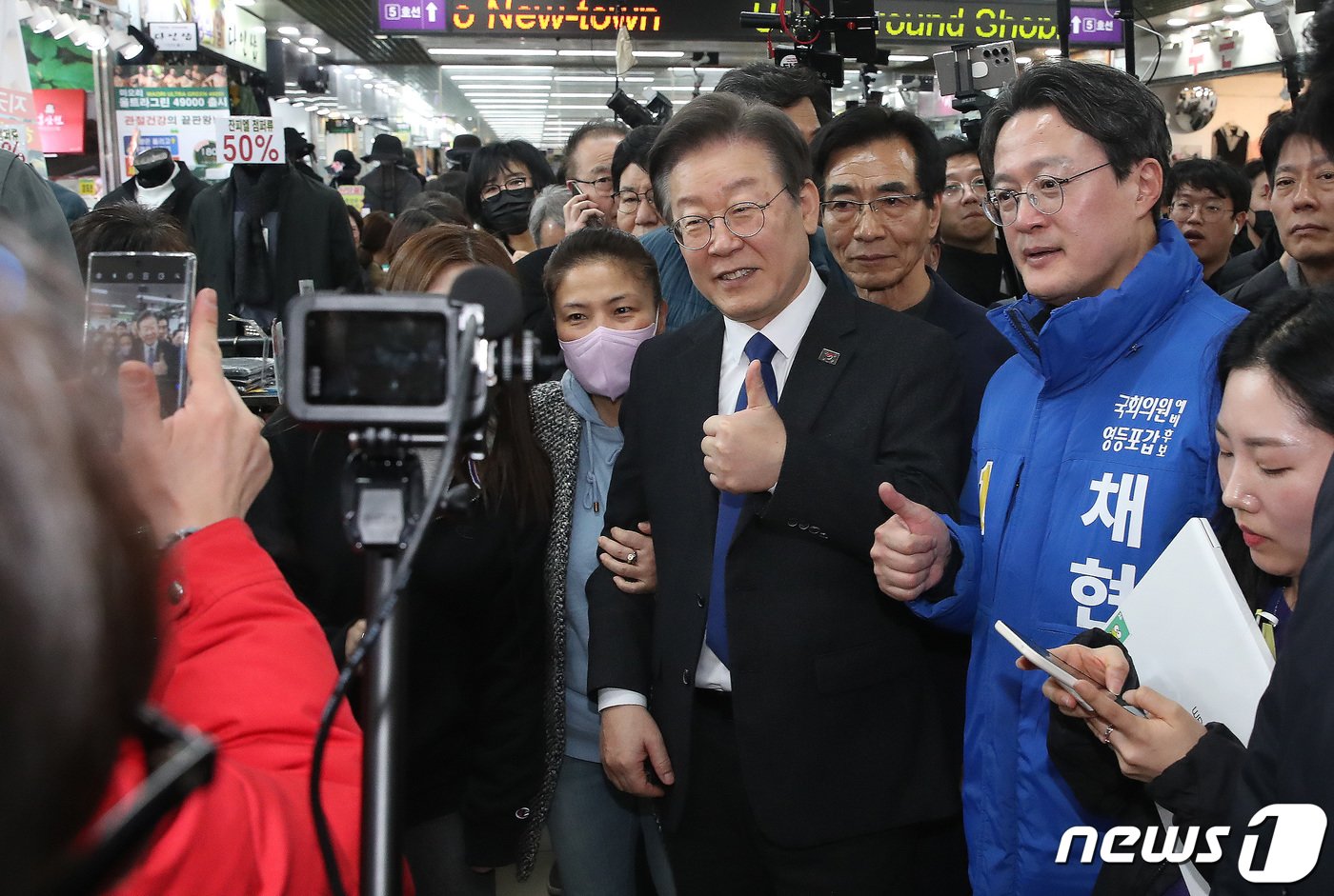 이재명 더불어민주당 대표와 채현일 민주당 영등포갑 국회의원 예비후보가 5일 오후 서울 영등포 뉴타운 지하쇼핑몰을 찾아 시민들에게 인사를 하고 있다. 2024.3.5/뉴스1 ⓒ News1 임세영 기자