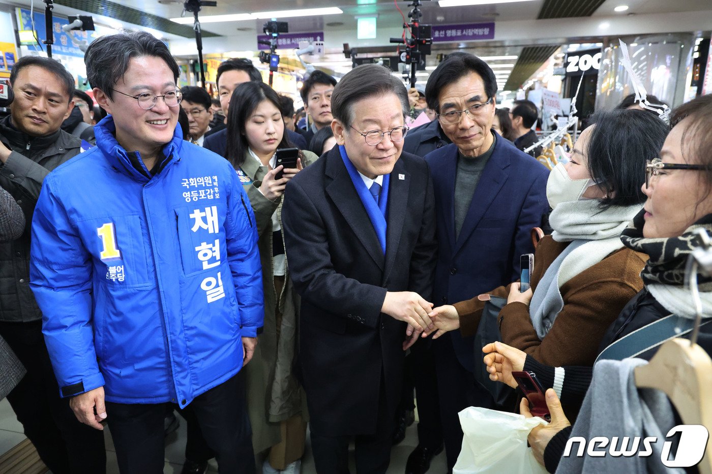 본문 이미지 - 이재명 더불어민주당 대표와 채현일 더불어민주당 영등포갑 예비후보가 5일 오후 서울 영등포구 뉴타운 지하쇼핑몰을 방문하고 있다. (공동취재) 2024.3.5/뉴스1 ⓒ News1 임세영 기자