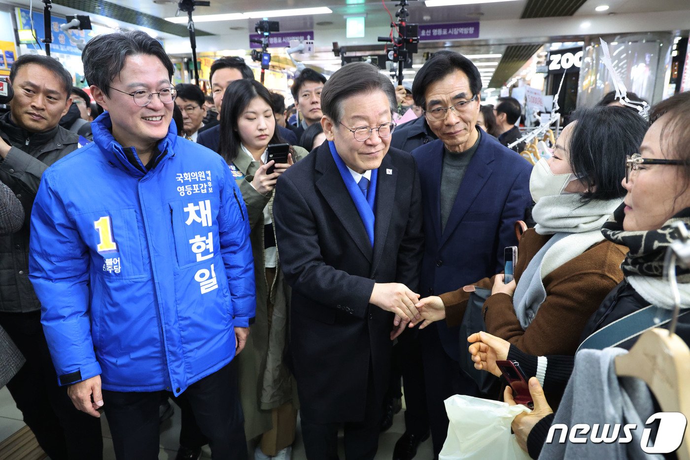 이재명 더불어민주당 대표와 채현일 더불어민주당 영등포갑 예비후보가 5일 오후 서울 영등포구 뉴타운 지하쇼핑몰을 방문하고 있다. &#40;공동취재&#41; 2024.3.5/뉴스1 ⓒ News1 임세영 기자