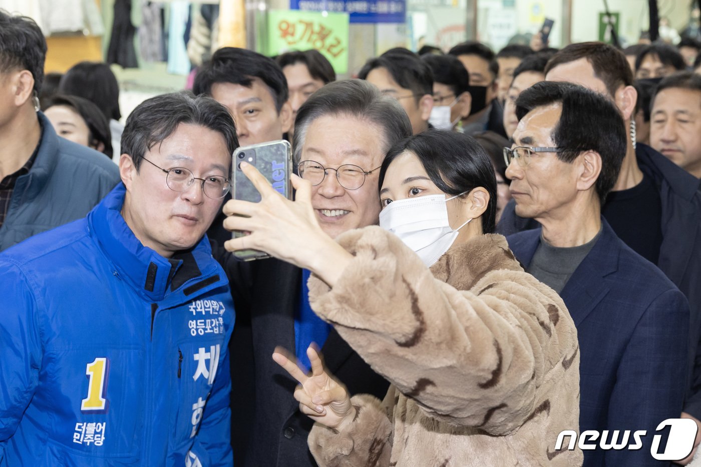 채현일 더불어민주당 영등포구갑 예비후보를 지지방문한 이재명 대표가 5일 오후 서울 영등포 뉴타운 지하쇼핑몰을 방문해 시민들과 인사하고 있다. &#40;공동취재&#41; 2024.3.5/뉴스1 ⓒ News1 임세영 기자