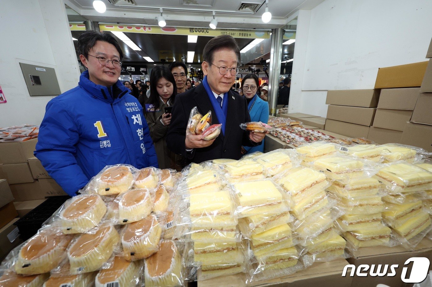 이재명 더불어민주당 대표가 5일 오후 서울 영등포구 뉴타운 지하쇼핑몰 빵집에서 영등포갑 채현일 후보와 함께 빵을 구매하고 있다. &#40;공동취재&#41; 2024.3.5/뉴스1 ⓒ News1 임세영 기자