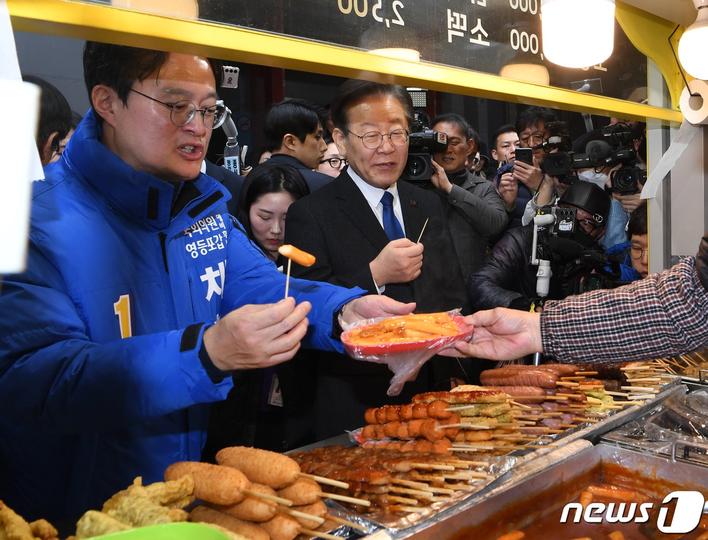 이재명 더불어민주당 대표와 채현일 영등포갑 국회의원 예비후보가 5일 오후 서울 영등포 뉴타운 지하쇼핑몰 인근 분식집에서 떡볶이를 먹고 있다. &#40;공동취재&#41; 2024.3.5/뉴스1 ⓒ News1 ,임세영 기자