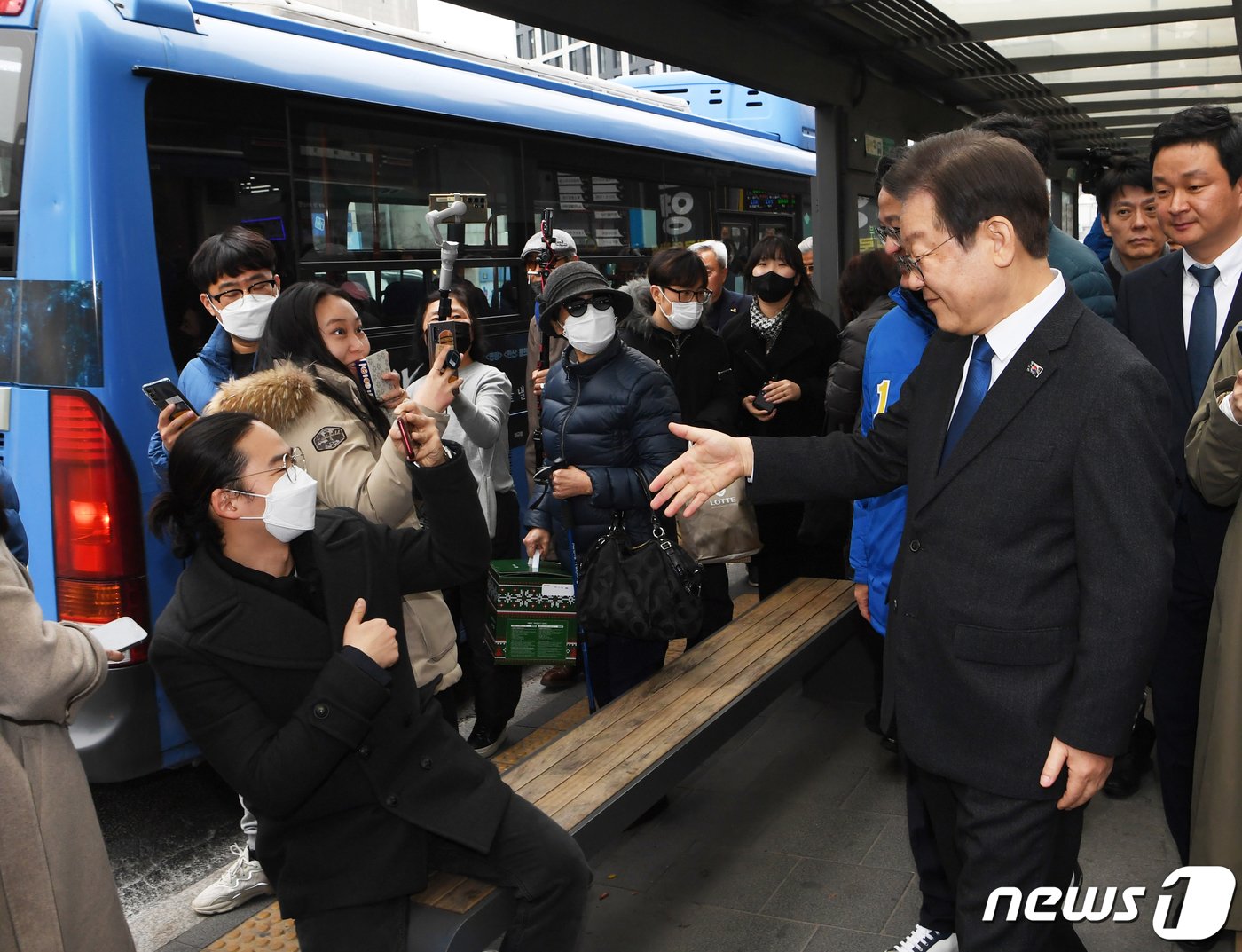 이재명 더불어민주당 대표와 채현일 영등포갑 국회의원 예비후보가 5일 오후 서울 영등포 뉴타운 지하쇼핑몰 인근 버스정류장에서 시민들에게 인사를 하고 있다. &#40;공동취재&#41; 2024.3.5/뉴스1 ⓒ News1 ,임세영 기자