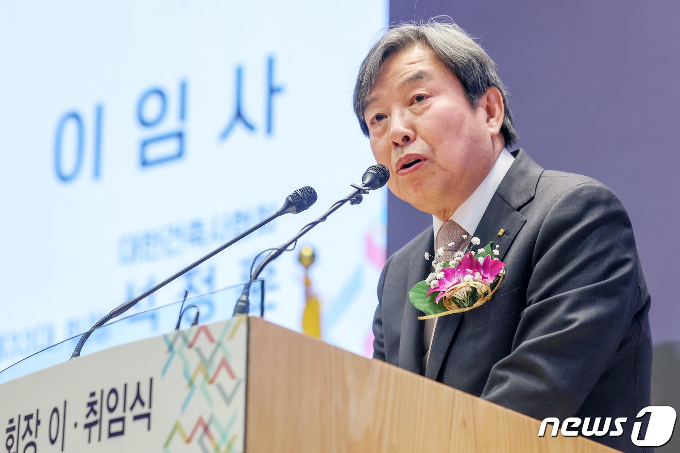 본문 이미지 - 석정훈 전임 대한건축사협회 회장이 5일 오후 서울 서초구 건축사회관에서 열린 '대한건축사협회 회장 이·취임식'에서 이임사를 하고 있다. 2024.3.5/뉴스1 ⓒ News1 민경석 기자