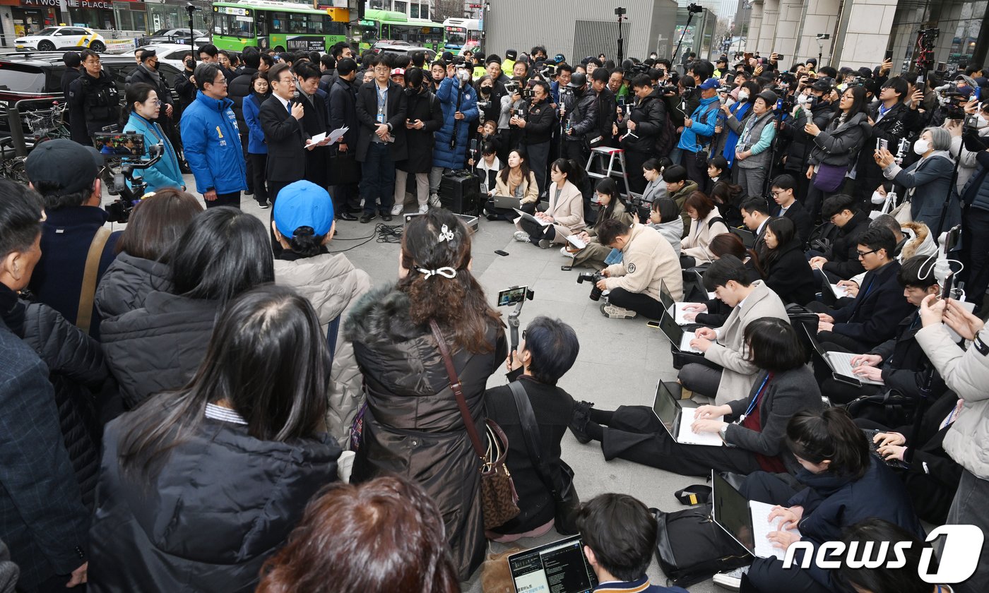 이재명 더불어민주당 대표가 5일 서울 영등포역 앞에서 긴급 현장기자회견을 하고 있다. &#40;공동취재&#41; 2024.3.5/뉴스1 ⓒ News1 ,임세영 기자