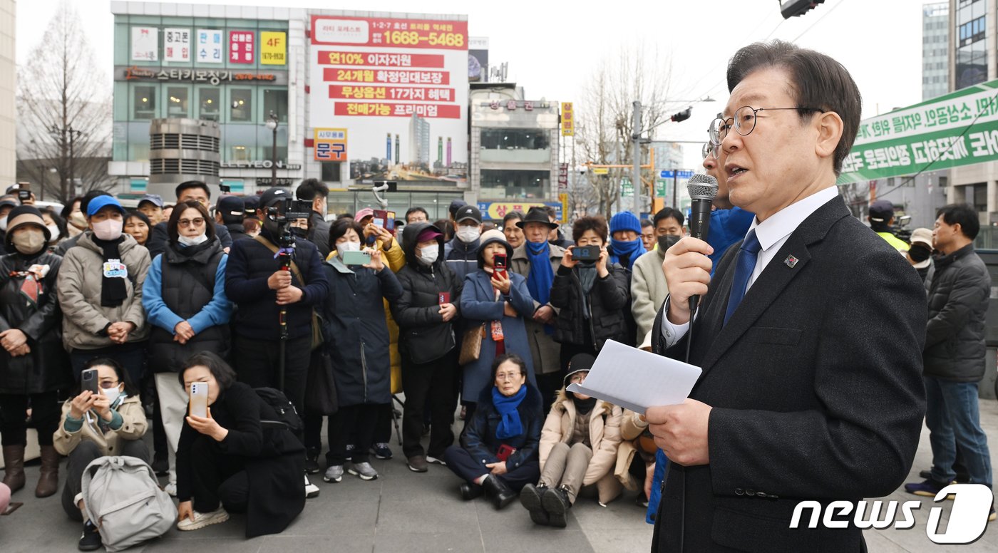 본문 이미지 - 이재명 더불어민주당 대표가 5일 서울 영등포역 앞에서 긴급 현장기자회견을 하고 있다. (공동취재) 2024.3.5/뉴스1 ⓒ News1 ,송원영 기자