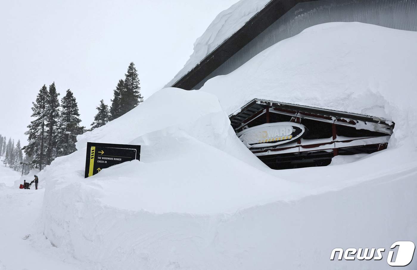 (AFP=뉴스1) 신기림 기자 = 4일(현지시간) 미국 캘리포니아 주 소다 스프링스에서 시에라 네바다 산맥에 대규모 눈보라가 몰아치면서 폐쇄된 보얼 마운틴 리조트에서 한 사람이 제 …