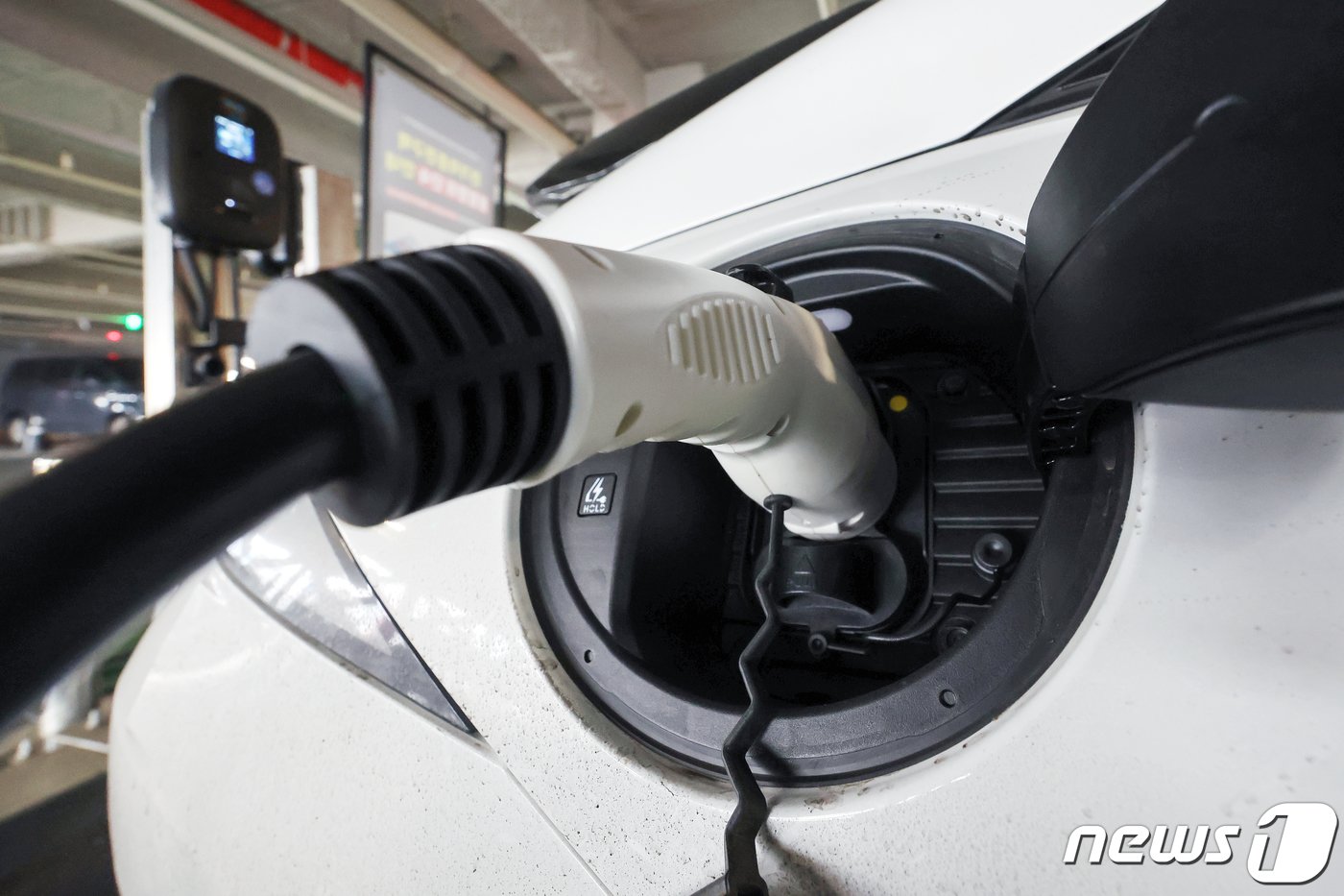 본문 이미지 - 서울의 한 복합쇼핑몰 주차장에 마련된 전기차 충전소에서 전기차들이 충전을 하고 있다. 2024.3.5/뉴스1 ⓒ News1 민경석 기자