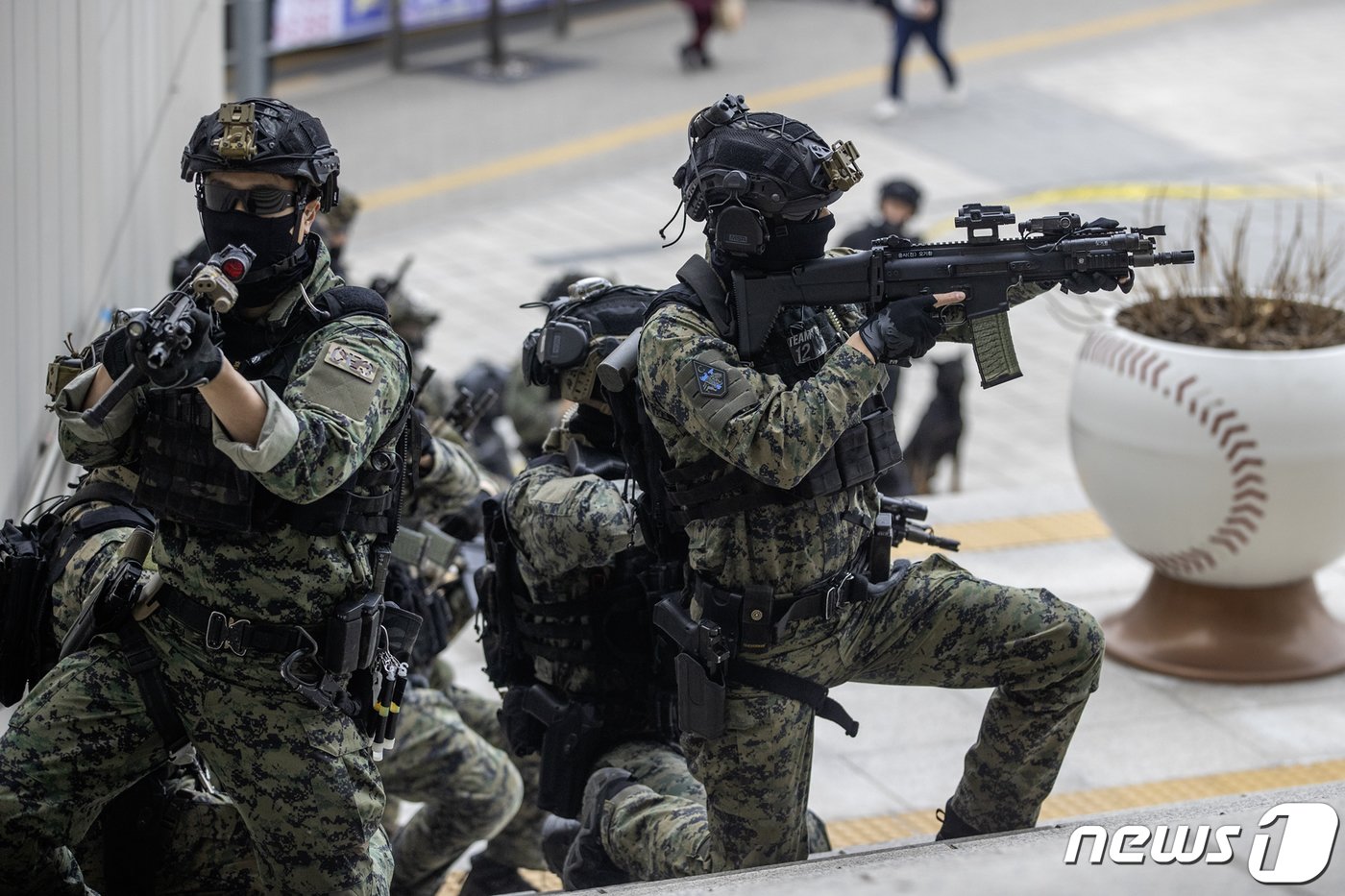 본문 이미지 - 육군 특수전사령부 백호부대 장병들이 5일 서울 구로구 고척스카이돔에서 진행된 다중이용시설 대테러훈련에서 내부로 신속하게 진입하고 있다. (육군 제공) 2024.3.5/뉴스1