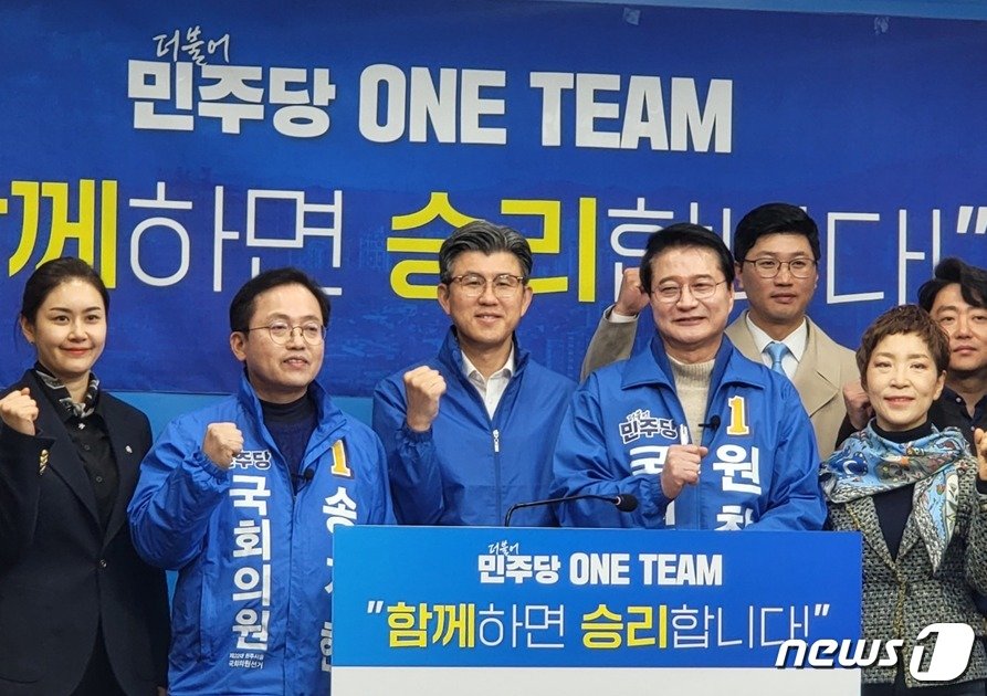 본문 이미지 - 제22대 국회의원 총선거 강원 원주시 갑‧을 선거구 공천을 확정한 더불어민주당의 원창묵 전 원주시장(갑 선거구)과 3선 도전에 나선 송기헌 국회의원(을 선거구)이 5일 원주시청에서 기자회견을 열고 핵심공약을 발표하고 민주당 관계자들과 기념사진을 촬영하고 있다. 2024.3.5/뉴스1 신관호 기자