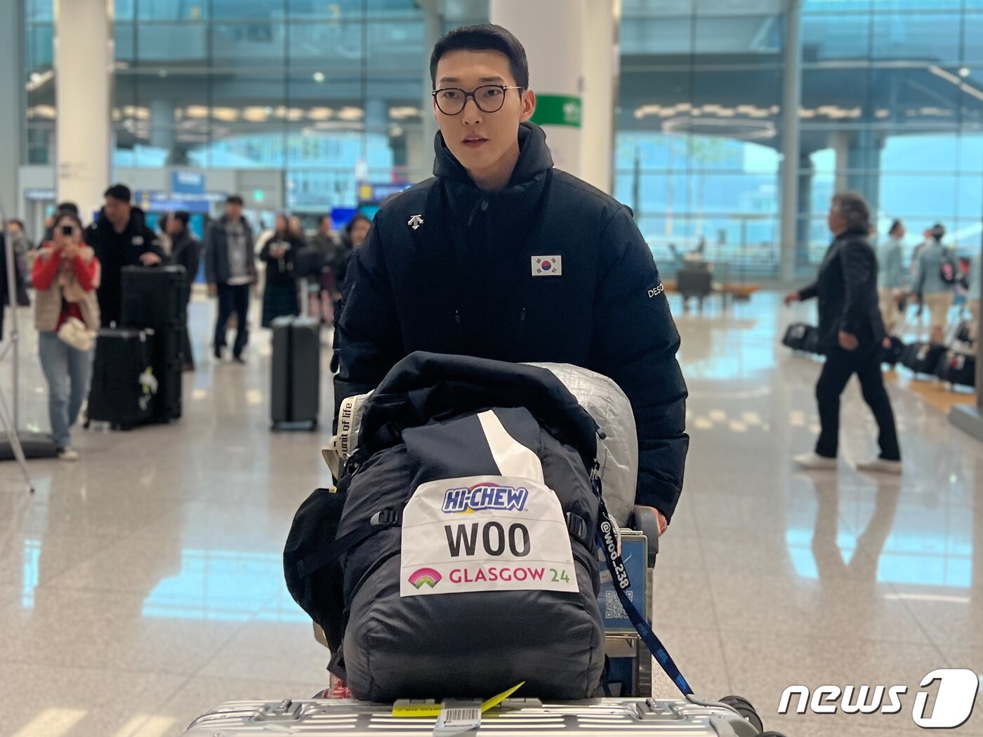 본문 이미지 - 2024 세계실내육상선수권 남자 높이뛰기에서 동메달을 획득한 우상혁이 5일 오후 인천국제공항을 통해 귀국하고 있다. 2024.3.5/뉴스1 ⓒ News1 이상철 기자