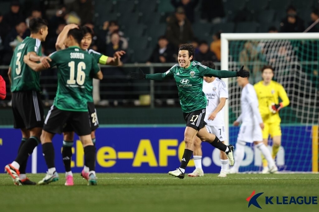 본문 이미지 - 5일 전주월드컵경기장에서 열린 전북 현대와 울산 HD의 아시아축구연맹 챔피언스리그 8강 1차전 경기, 팀의 첫 득점을 기록한 전북 송민규가 기뻐하고 있다. (한국프로축구연맹 제공) 2024.3.5/뉴스1