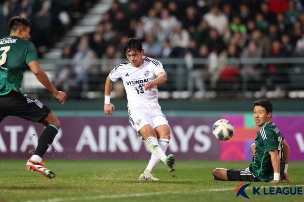 본문 이미지 - 5일 전주월드컵경기장에서 열린 전북 현대와 울산 HD의 아시아축구연맹 챔피언스리그 8강 1차전 경기, 울산 이명재가 동점골을 넣고 기뻐하고 있다. &#40;한국프로축구연맹 제공&#41; 2024.3.5/뉴스1