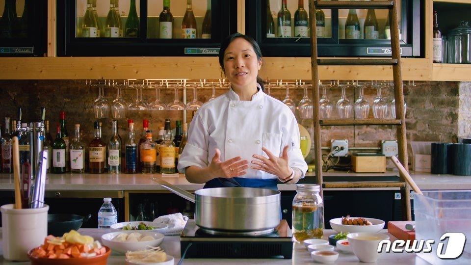 본문 이미지 - 지난 2021년 5월 코로나19 팬데믹 당시 한울 온라인 모금 행사에서 소개된 베벌리 김 셰프의 랍스터 순두부 요리 영상 화면.&#40;한울종합복지관&#41;.