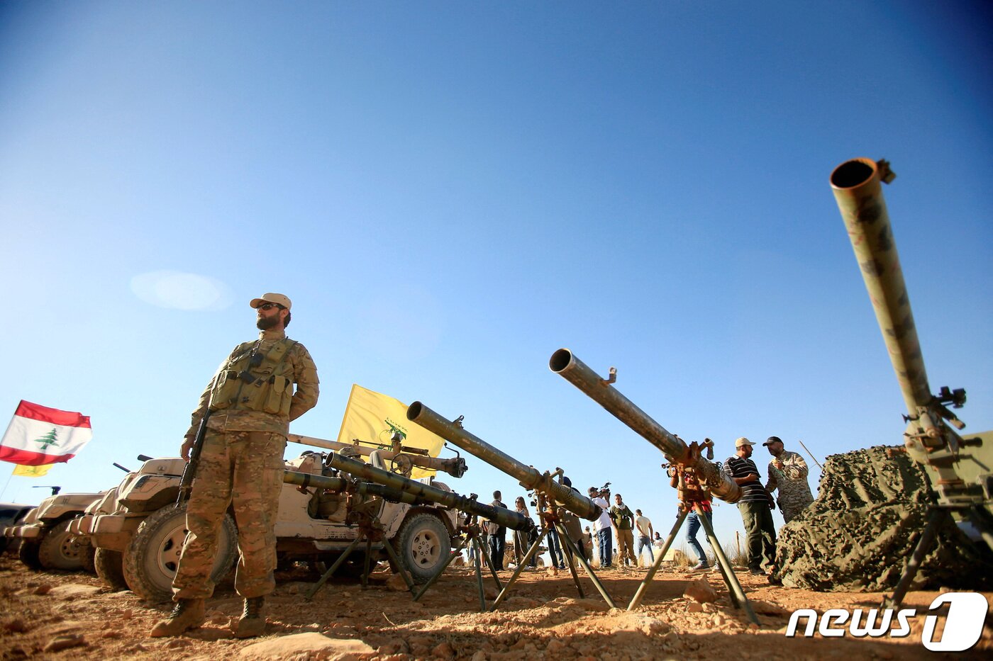 본문 이미지 - 2017년 7월 29일 레바논 무장정파 헤즈볼라가 시리아-레바논 국경지대에서 무기를 전시하고 있다. 2017.07.29/ ⓒ 로이터=뉴스1 ⓒ News1 박재하 기자