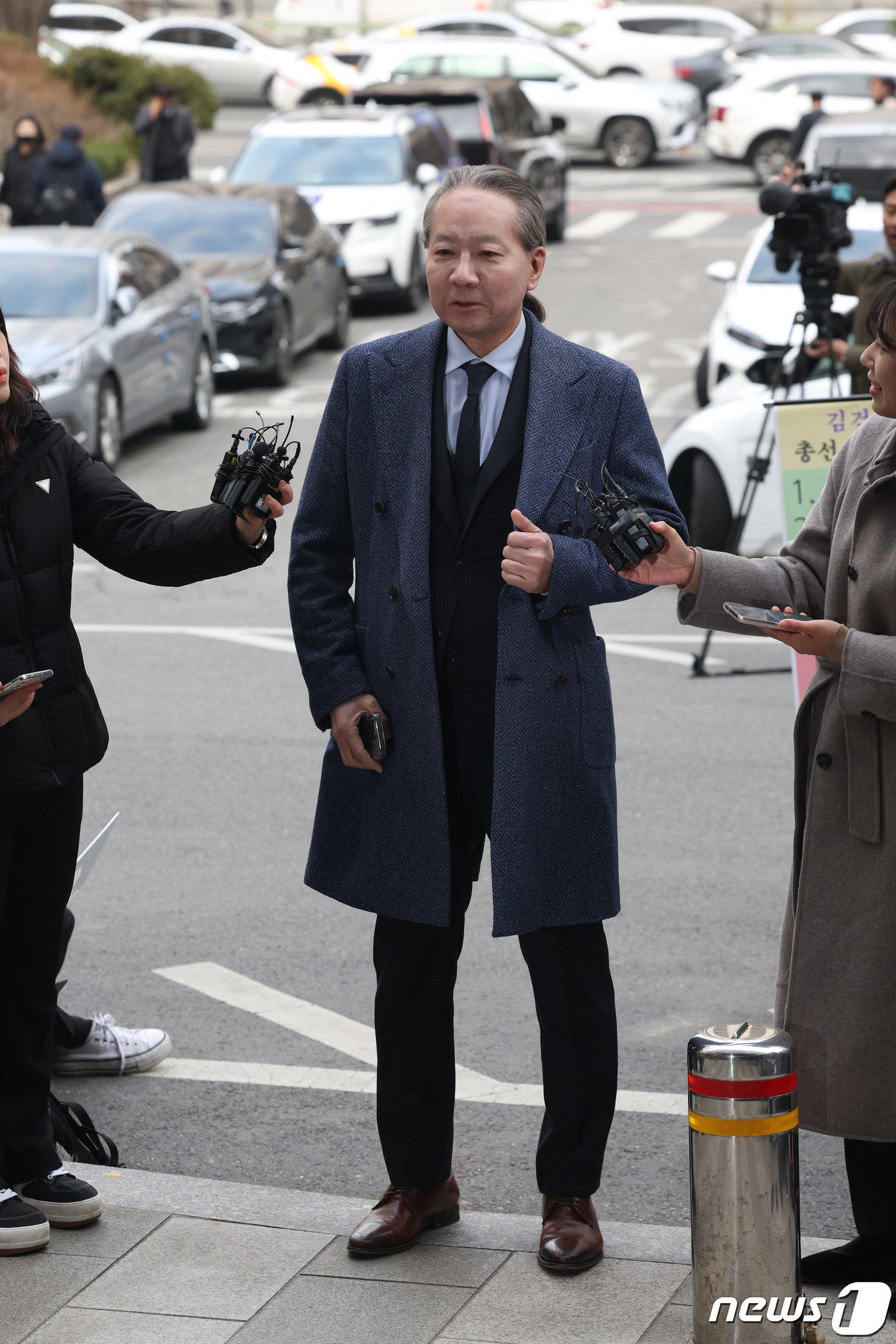 주수호 대한의사협회 의대정원 증원 저지를 위한 비상대책위원회 언론홍보위원장이 6일 오전 서울 마포구 서울경찰청 공공범죄수사대로 소환조사에 출석하며 입장을 밝히고 있다. 정부는 지난달 27일 대한의사협회 전현직 간부 5명에 대해 의료법 위반 등의 혐의로 경찰에 고발했고, 이에 경찰은 사흘 뒤인 1일 의협 사무실 등을 압수수색해 소환 조사에 대비했다. 2024.3.6/뉴스1 ⓒ News1 박정호 기자