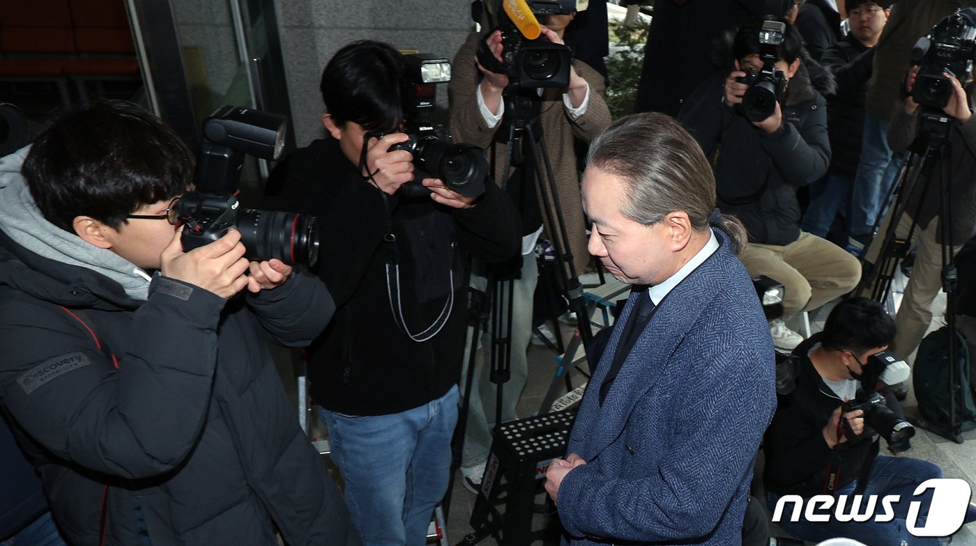 본문 이미지 - 주수호 대한의사협회 의대정원 증원 저지를 위한 비상대책위원회 언론홍보위원장이 6일 오전 서울 마포구 서울경찰청 공공범죄수사대로 소환조사에 출석하고 있다. 정부는 지난달 27일 대한의사협회 전현직 간부 5명에 대해 의료법 위반 등의 혐의로 경찰에 고발했고, 이에 경찰은 사흘 뒤인 1일 의협 사무실 등을 압수수색해 소환 조사에 대비했다. 2024.3.6/뉴스1 ⓒ News1 박정호 기자