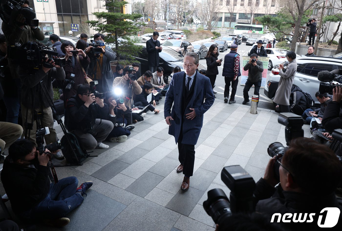 본문 이미지 - 주수호 대한의사협회 의대정원 증원 저지를 위한 비상대책위원회 언론홍보위원장이 6일 오전 서울 마포구 서울경찰청 공공범죄수사대로 소환조사에 출석하고 있다. 정부는 지난달 27일 대한의사협회 전현직 간부 5명에 대해 의료법 위반 등의 혐의로 경찰에 고발했고, 이에 경찰은 사흘 뒤인 1일 의협 사무실 등을 압수수색해 소환 조사에 대비했다. 2024.3.6/뉴스1 ⓒ News1 박정호 기자