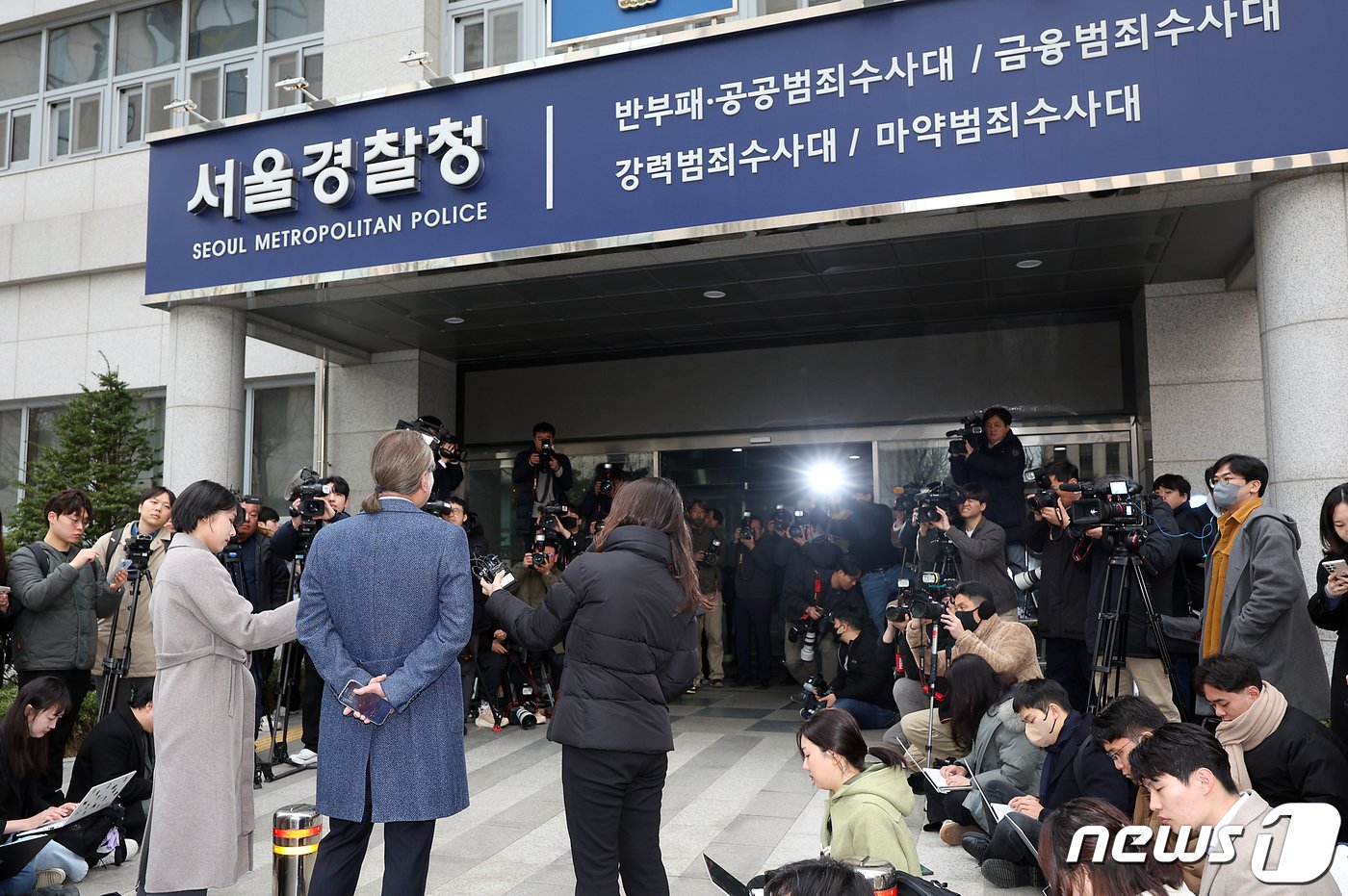 본문 이미지 - 주수호 대한의사협회 의대정원 증원 저지를 위한 비상대책위원회 언론홍보위원장이 6일 오전 서울 마포구 서울경찰청 공공범죄수사대로 소환조사에 출석하며 입장을 밝히고 있다. 정부는 지난달 27일 대한의사협회 전현직 간부 5명에 대해 의료법 위반 등의 혐의로 경찰에 고발했고, 이에 경찰은 사흘 뒤인 1일 의협 사무실 등을 압수수색해 소환 조사에 대비했다. 2024.3.6/뉴스1 ⓒ News1 박정호 기자