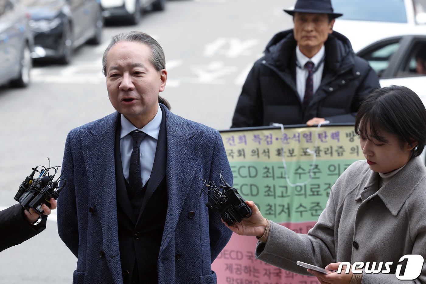 본문 이미지 - 주수호 대한의사협회 의대정원 증원 저지를 위한 비상대책위원회 언론홍보위원장이 6일 오전 서울 마포구 서울경찰청 공공범죄수사대로 소환조사에 출석하며 입장을 밝히고 있다. 정부는 지난달 27일 대한의사협회 전현직 간부 5명에 대해 의료법 위반 등의 혐의로 경찰에 고발했고, 이에 경찰은 사흘 뒤인 1일 의협 사무실 등을 압수수색해 소환 조사에 대비했다. 2024.3.6/뉴스1 ⓒ News1 박정호 기자