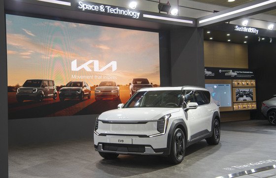 서울 강남구 코엑스에서 열리는 &#39;EV 트렌드 코리아 2024&#39;에 참가한 기아 전시관에 EV9이 전시돼 있다.&#40;기아 제공&#41; 2024.3.6/뉴스1