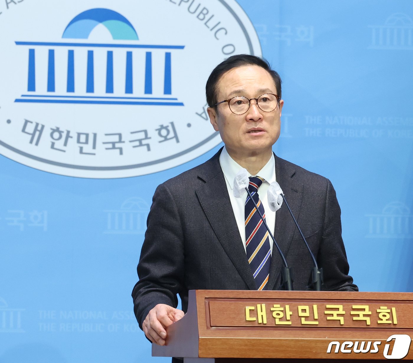 본문 이미지 - 더불어민주당 공천에서 배제된 '친문 중진' 홍영표 더불어민주당 의원이 6일 서울 여의도 국회 소통관에서 민주당 탈당 기자회견을 하고 있다. 2024.3.6/뉴스1 ⓒ News1 ,송원영 기자