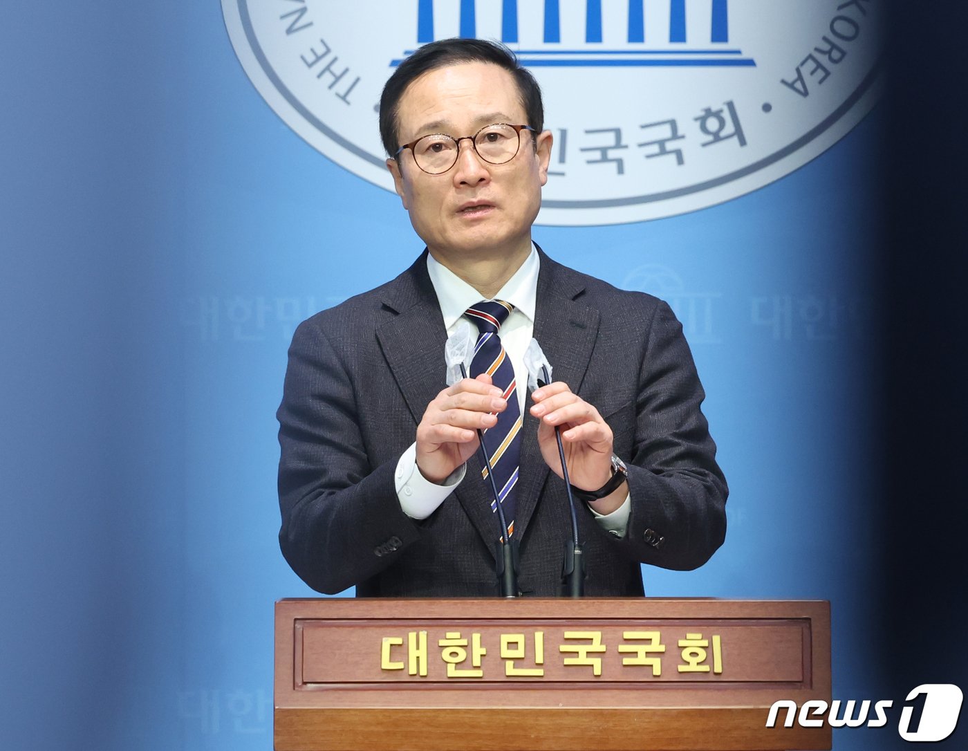 본문 이미지 - 더불어민주당 공천에서 배제된 '친문 중진' 홍영표 더불어민주당 의원이 6일 서울 여의도 국회 소통관에서 민주당 탈당 기자회견을 하고 있다. 2024.3.6/뉴스1 ⓒ News1 ,송원영 기자