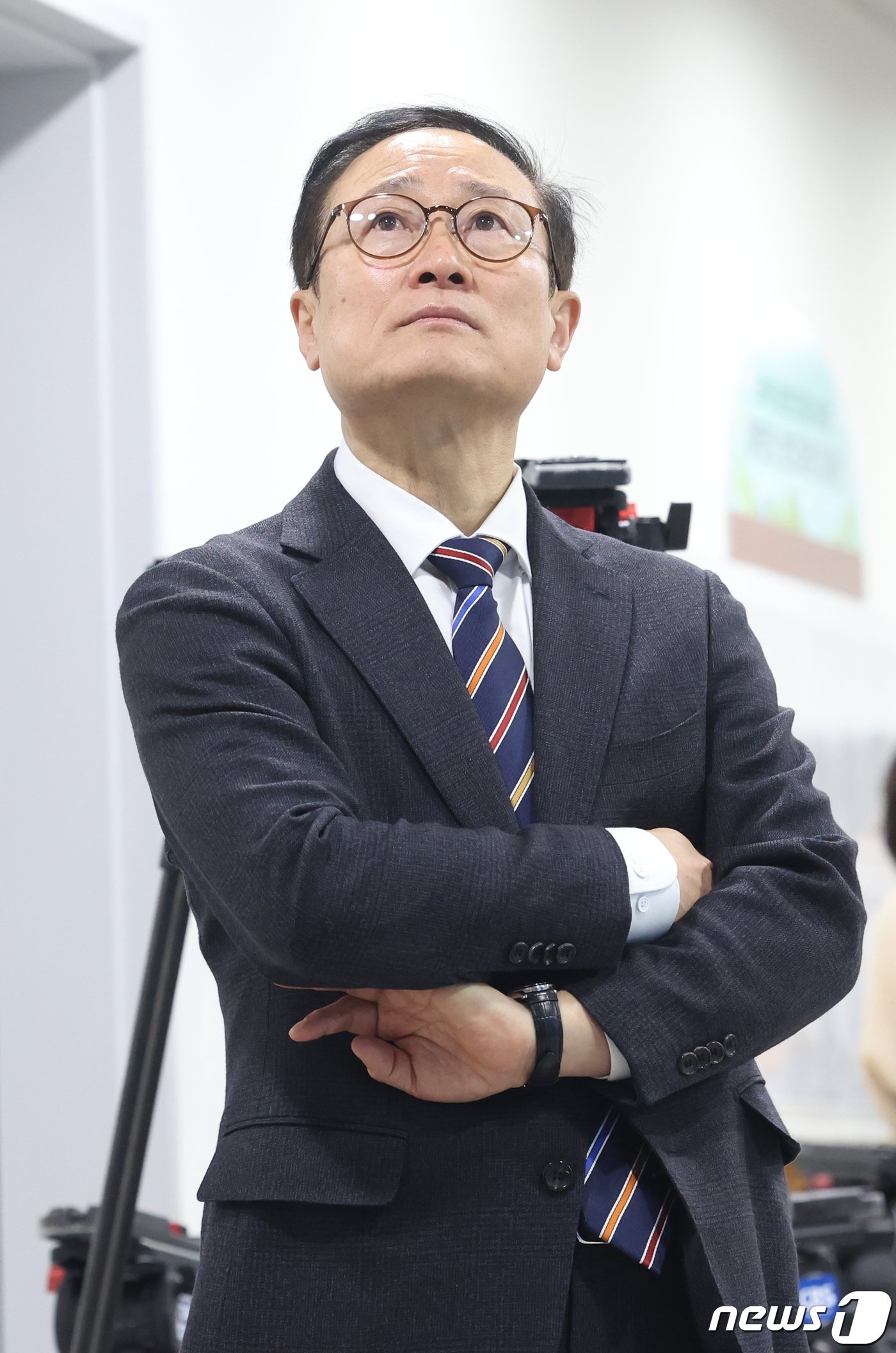 본문 이미지 - 더불어민주당 공천에서 배제된 '친문 중진' 홍영표 더불어민주당 의원이 6일 서울 여의도 국회 소통관에서 민주당 탈당 기자회견을 앞두고 생각에 잠겨 있다. 2024.3.6/뉴스1 ⓒ News1 ,송원영 기자