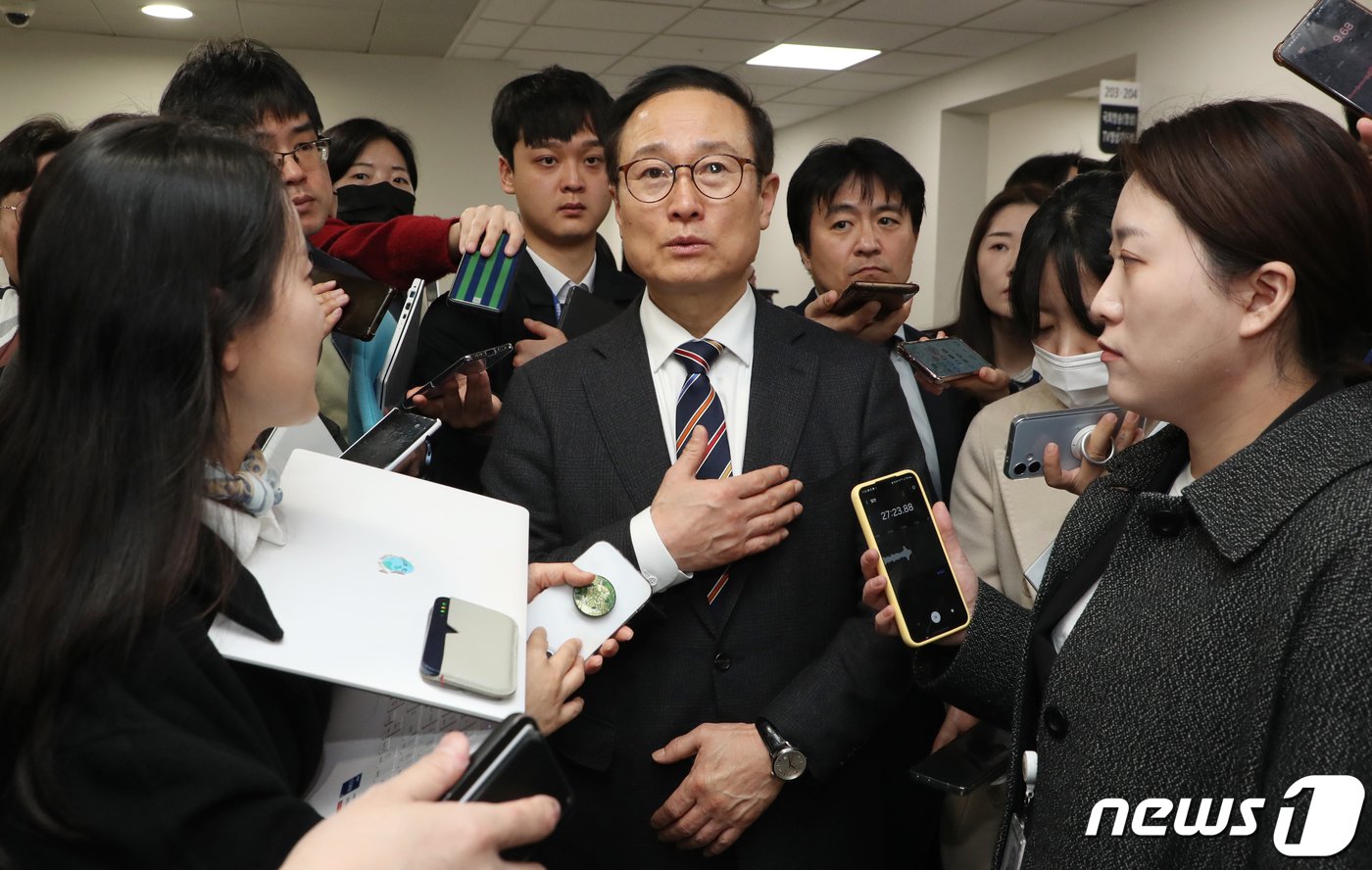 본문 이미지 - 홍영표 더불어민주당 의원이 6일 오전 서울 여의도 국회 소통관에서 탈당 기자회견을 마친후 기자들의 질문에 답하고 있다. (공동취재) 2024.3.6/뉴스1 ⓒ News1 송원영 기자