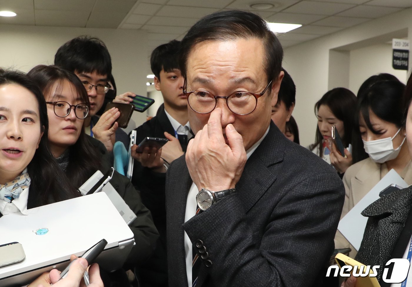 본문 이미지 - 홍영표 더불어민주당 의원이 6일 오전 서울 여의도 국회 소통관에서 탈당 기자회견을 마친후 기자들의 질문을 들으며 퇴장하고 있다. (공동취재) 2024.3.6/뉴스1 ⓒ News1 송원영 기자
