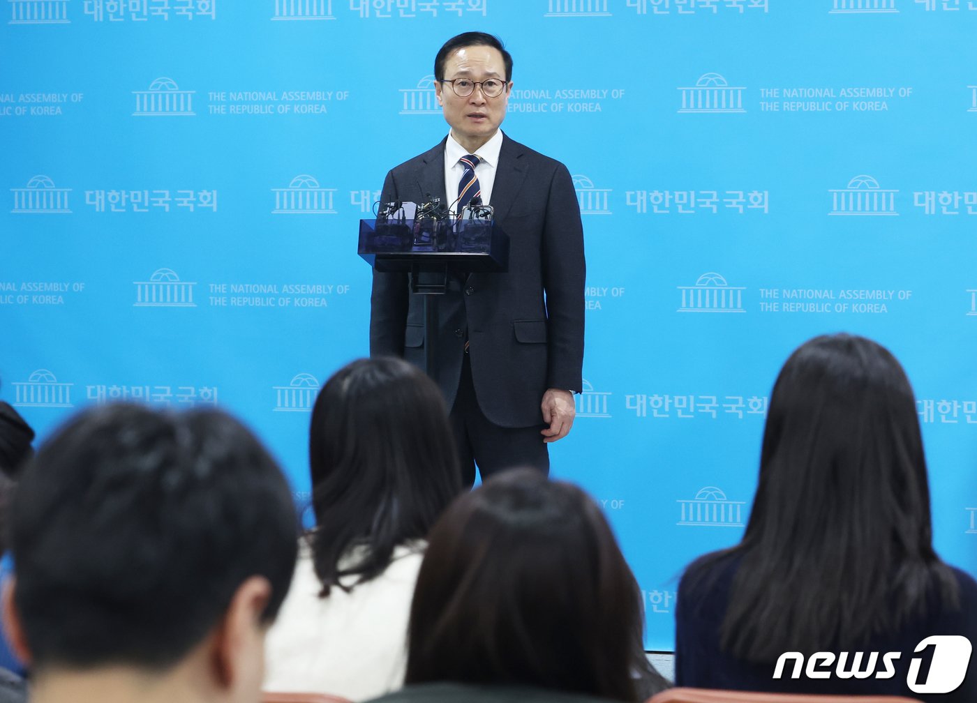 본문 이미지 - 더불어민주당 공천에서 배제된 '친문 중진' 홍영표 더불어민주당 의원이 6일 서울 여의도 국회 소통관에서 민주당 탈당 기자회견을 마치고 취재진의 질문을 받고 있다. 2024.3.6/뉴스1 ⓒ News1 ,송원영 기자
