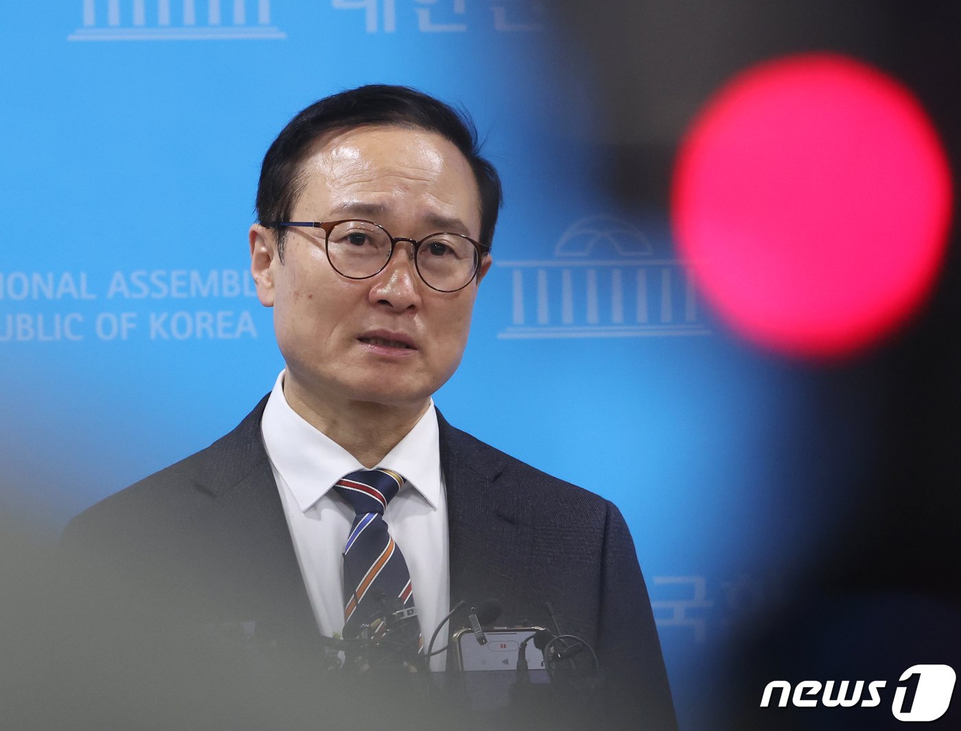 본문 이미지 - 더불어민주당 공천에서 배제된 '친문 중진' 홍영표 더불어민주당 의원이 6일 서울 여의도 국회 소통관에서 민주당 탈당 기자회견을 마치고 취재진의 질문을 받고 있다. 2024.3.6/뉴스1 ⓒ News1 ,송원영 기자